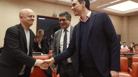 El secretario general del PSOE, Pedro Sánchez, saluda a los diputados Odón Elorza y Patxi López a su llegada a la reunión que el grupo parlamentario socialista en el Congreso. EFE/Mariscal