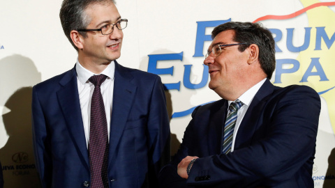 El presidente de la AIReF, José Luis Escrivá, antes de su participación en el desayuno informativo de Nueva Economía Fórum, en el que ha sido presentado por el gobernador del Banco de España, Pablo Hernández de Cos. EFE/Emilio Naranjo