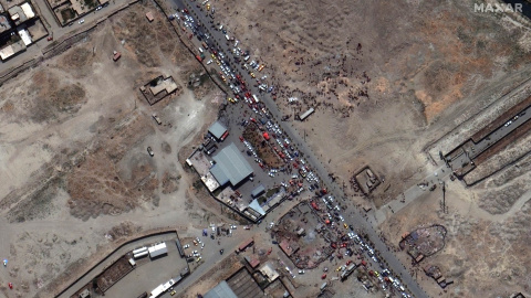 Vista aérea de la aglomeración de personas en las entradas al aeropuerto de Kabul el pasado martes.