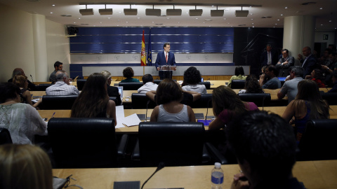 El presidente del Gobierno en funciones, Mariano Rajoy, durante la rueda de prensa que ha ofrecido en el Congreso tras la reunión con el secretario general del PSOE, Pedro Sánchez. EFE/J. J. Guillén