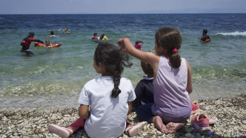 Los niños refugiados que viven en Lesbos se reconcilian con el mar gracias a las clases que organizan las ONG y así superar las experiencias traumáticas que vivieron durante la dura travesía hasta Europa. EFE/Elviro Vidal