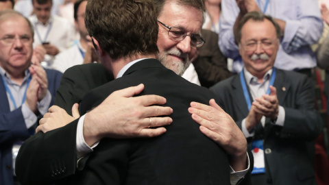 El actual líder del PP, Pablo Casado, abrazando al expresidente del Gobierno, Mariano Rajoy, tras ganar las primarias en el Congreso Extraordinario de julio. EFE