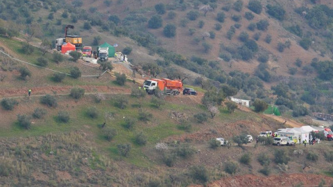 Operativo de rescate formado en torno al pozo en el que se encuentra el niño de 2 años a más de cien metros de profundidad | Álvaro Cabrera / EFE