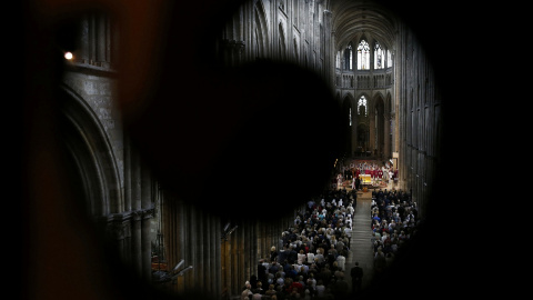 La gente ha acudido esta mañana al funeral del cura Jacques Hamel en la catedral de Rouen, Francia. REUTERS/Charly Triballeau