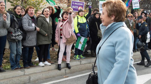 La diputada del PP Celia Villalobos, abucheada al salir del Parlamento andaluz en Sevilla. / EFE