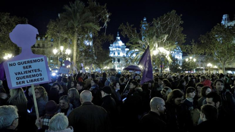 Concentración convocada hoy por el Moviment Feminista de Valencia en apoyo a las mujeres de Andalucía bajo el lema "Ni un pas enrere! Els nostres drets no es negocien" (Ni un paso atrás! Nuestros derechos no se negocian"). EFE/ Manuel Bruqu