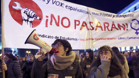 Protesta feminista en la Puerta del Sol de Madrid contra los postulados de Vox sobre la violencia machista . / KIKO HUESCA (EFE)