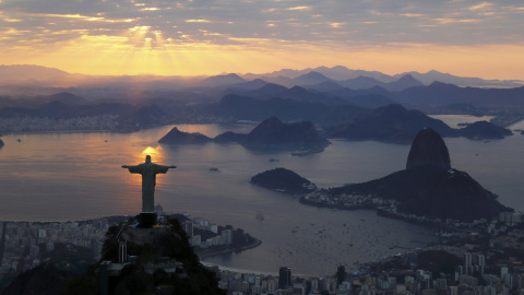 El Cristo Redentor durante el amanecer en Rio de Janeiro, Brasil. REUTERS/Wolfgang Rattay