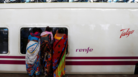 La gente mira el interior del tren de alta velocidad Talgo estacionado durante su periodo de prueba en una estación de tren en Mumbai, India. REUTERS / Danish Siddiqui