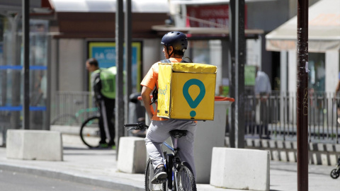 30/05/2019 - Un repartidor en bicicleta por las calles de Madrid./ EFE