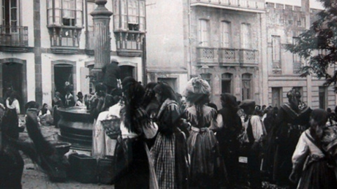 Mercado en la plaza de Galicia de Carballo. / ARCHIVO XAN FRAGA