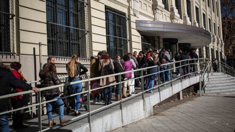 Cola de solicitantes de vivienda en la Empresa Municipal de Vivienda y Suelo (EMVS) de Madrid, el pasado miércoles 15 enero de 2019.-JAIRO VARGAS