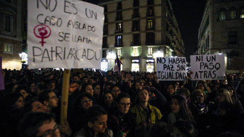 Una imatge de la concentració a la plaça Sant Jaume de Barcelona contra el pacte PP, Cs i Vox a Andalusia. BRU AGUILÓ