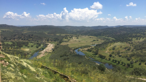 A la derecha de la foto, emplazamiento del campamento de Coitadinha, que se encuentra en la tuta de senderismo entre Oliva de la frontera y Barrancos.- GARCÍA LONGÁS