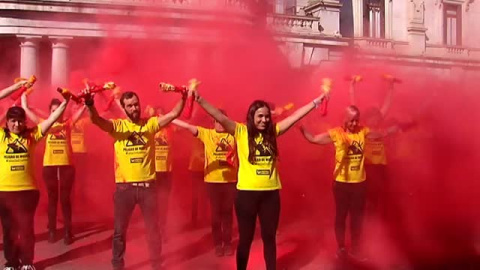 Animalistas tiÃ±en el Ayuntamiento de Valencia de rojo contra la tauromaquia