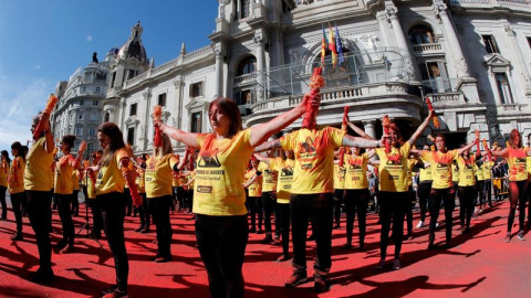 Activistas antitaurinos rompen banderillas ante la puerta de la Plaza del Ayuntamiento en protesta contra la tauromaquia en la ciudad de València.- Juan Carlos Cárdenas (EFE)