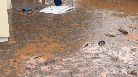 Vehículos anegados tras la tromba de agua en Benicàssim.