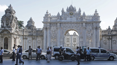 Policías en la entrada del Palacio Dolmabahçe en Estambul, después del tiroteo protagonizado por dos individuos, cuya identidad no ha sido revelada. REUTERS/Murad Sezer