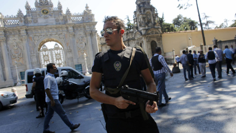 Un policía patrulla junto al Palacio Dolmabahçe en Estambul, después del tiroteo protagonizado por dos individuos, cuya identidad no ha sido revelada. REUTERS/Murad Sezer