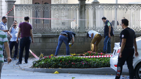 Dos policías turcos examinan la zona cerca del Palacio Dolmabahçe, en estambul, tras el tiroteo protagonizado por dos personas. REUTERS/Murad Sezer