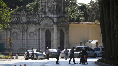 Los policías turnos examinan los alrededores del Palacio de Dolmabahçe, en Estambul, tras el tiroteo protagonizado por dos individuos. REUTERS/Murad Sezer