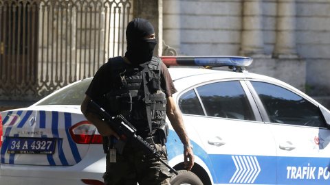 Un agente de los cuerpos especiales de la policía turca, junto al Palacio Dolmabahçe, tras el tiroteo protagonizado por dos personas. REUTERS/Osman Orsal