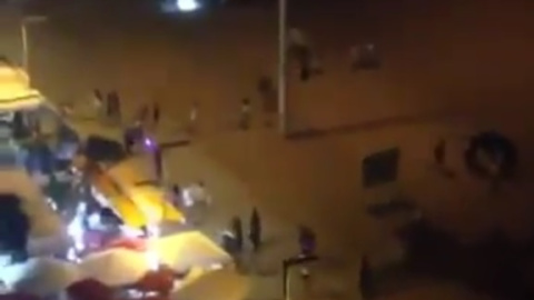 Captura del vídeo que muestra el momento en el que el grupo de cinco alemanes realizaban un flashmob imitando un atentado terrorista y desataban el pánico a los viandantes.- TWITTER