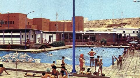 Bañistas en una piscina en el Aaiún, la capital del Sáhara Occidental, durante la época colonial española.- PROVINCIA 53