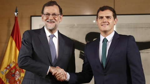 El presidente del Gobierno en funciones, Mariano Rajoy (i), y el líder de Ciudadanos, Albert Rivera, durante la entrevista que mantuvieron hoy en el Congreso de los Diputados. EFE/Chema Moya