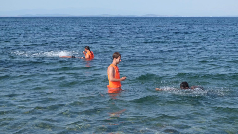 Voluntarios de Proemaid en una de las sesiones en la playa de Kara Tepe. - C.B / Cedida.