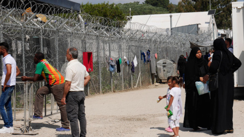 Zona de petición de asilo en el Centro de registro de Moria, con refuerzo de alambradas porque los retrasos provocan que sea uno de los puntos calientes del campamento. / M.I