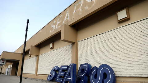 Un letrero desmantelado se apoya en una tienda cerrada de Sears, en la localidad de Nanuet (Nueva York, EEUU). REUTERS / Mike Segar