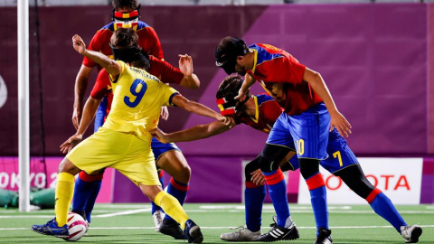 Primer partido de la fase previa de Fútbol 5 entre España y Tailandia, diputado en el Aomi Urban Sports Parken de Tokio.