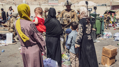 Marines de EEUU evacuan a civiles afganos en el aeropuerto de Kabul.