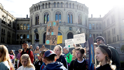 20-09-2019.- Protestas ecologistas enfrente del Parlamento noruego, en Oslo. REUTERS