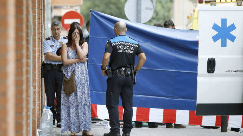 Un hombre fue detenido por matar a su expareja en plena calle en Castelldefels.- EFE