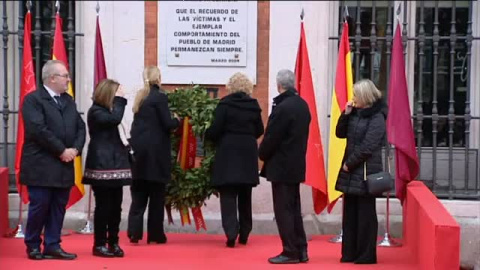 Cristina Cifuentes y Manuela Carmena homenajean a las vÃ­ctimas del 11M