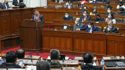 Fotografía cedida por la Agencia Andina que muestra al primer ministro peruano, Guido Bellido, este viernes 27 de agosto de 2021 en el Congreso.