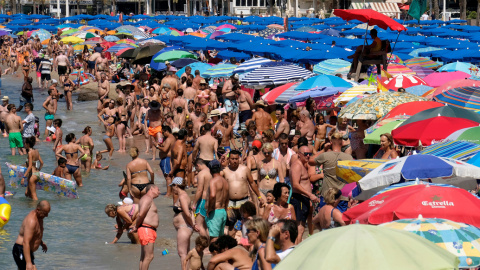 Bañistas en la playa de Benidorm (Alicante) en el mes de agosto. REUTERS/Heino Kalis