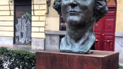 Monumento a Clara Campoamor, impulsora del voto femenino en España, ubicado en Madrid.