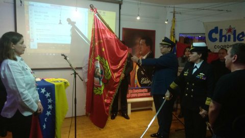 Acto final del homenaje a Chávez, con la embajadora y Javier Couso (dcha). / MARTA MONFORTE