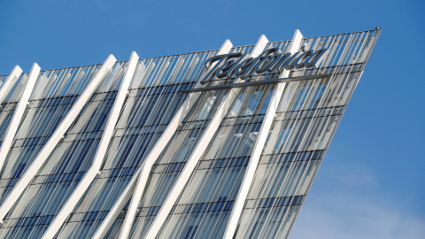 Logo de Telefónica en la sede de la operadora en Barcelona. REUTERS/Albert Gea