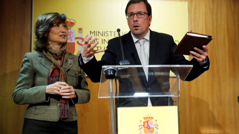 El secretario de Estado de Industria y Pyme, Raúl Blanco y la secretaria de Estado de Empleo Yolanda Valdeolivas, durante la rueda de prensa sobre Alcoa. EFE/Juan Carlos Hidalgo