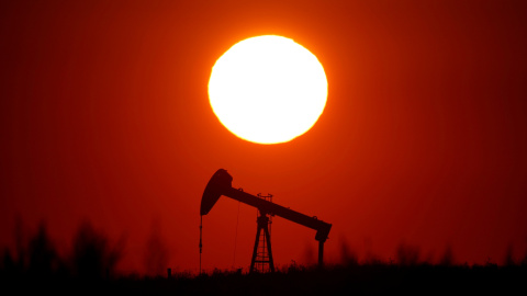 Máquina extractora de petróleo. REUTERS/Christian Hartmann/Foto de archivo.