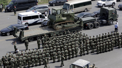 Policías paramilitares chinos permanecen en formación en los alrededores del lugar donde se han producido las explosiones. REUTERS