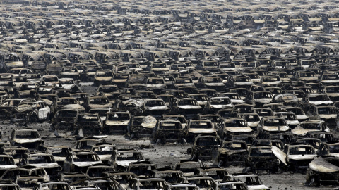 Cientos de coches dañados son vistos cerca del lugar de la explosión, en el nuevo distrito de Binhai, en Tianjin. REUTERS