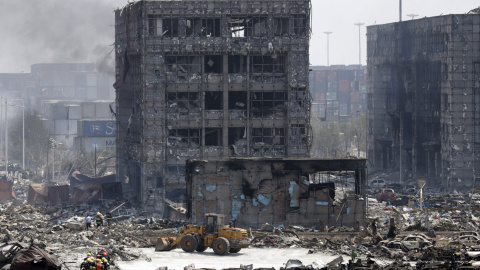 Vista de un edificio dañado cerca del lugar de la explosión, en el nuevo distrito de Binhai, en Tianjin. REUTERS