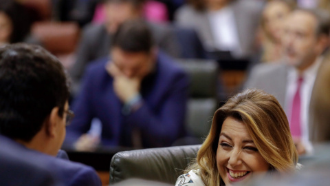 La presidenta andaluza en funciones, Susana Díaz, conversa en su escaño durante la segunda jornada del debate de investidura del líder del PP-A, Juanma Moreno, en el Parlamento andaluz en Sevilla. EFE/Julio Muñoz