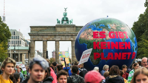 20/09/2019.- Decenas de jóvenes manifestantes sostienen un globo gigante con la inscripción "No hay planeta B" con motivo de la huelga mundial por el clima durante la jornada de este viernes, en Berlín ( Alemania). Millones de personas en t