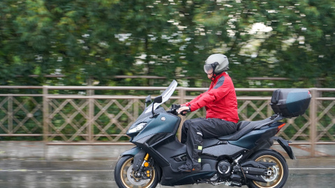 Un motorista circula por Sevilla, a 18 de mayo de 2023.